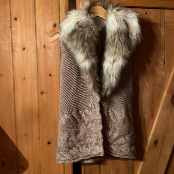 Loft sweater vest with faux fur collar. Size S - Picture 3 of 8